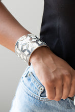 Load image into Gallery viewer, Garden Fiesta Paparazzi White Bracelet